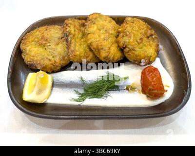 Beignets de courgettes grecques avec tzatziki - fond blanc Banque D'Images
