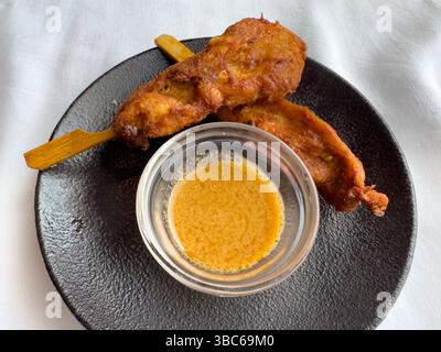 Deux brochettes de poulet satay avec sauce aux arachides Banque D'Images