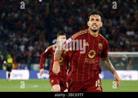 Rome, Italie. 18 mai 2025. Leandro Paredes, de Roma, célèbre après avoir marqué lors du match de football italien Serie A entre Roma et Milan au stade olympique. Crédit : Riccardo de Luca - Actualiser les images/Alamy Live News Banque D'Images