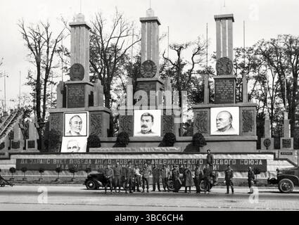 1945 stand de revue de la parade militaire de la victoire de l'Union soviétique sur Charlottenburger Chaussee, à l'ouest de la porte de Brandebourg à Berlin, en Allemagne. La tribune Banque D'Images