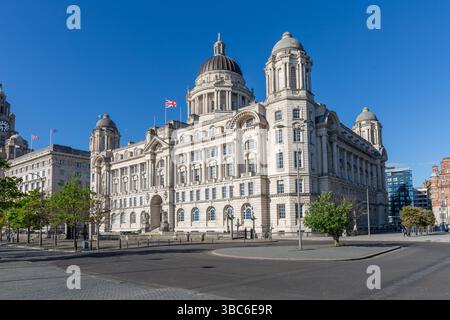 LIVERPOOL, ROYAUME-UNI - 3 MAI 2025. Paysage panoramique du port de Liverpool à Pier Head sur les quais de Liverpool par une belle journée ensoleillée Banque D'Images