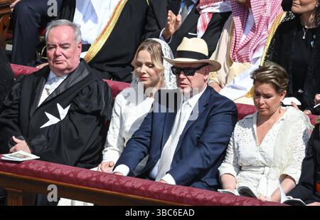 ROM, Vatikan 18.05.2025 Amtseinfuehrung von Papst Leo XIV. Fuerst Albert Mitte Re, Monaco mit Fuerstin Charlene Lynette Grimaldi Mitte Li *** Rome, Vatican 18 05 2025 inauguration du pape Léon XIV Prince Albert centre droit, Monaco avec la princesse Charlene Lynette Grimaldi centre gauche Banque D'Images