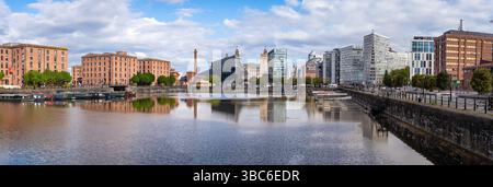 SALTHOUSE DOCK, LIVERPOOL, ROYAUME-UNI - 3 MAI 2025. Panorama paysager de Salthouse Dock dans le quartier Albert Dock de Liverpool avec un paysage urbain sur un b Banque D'Images