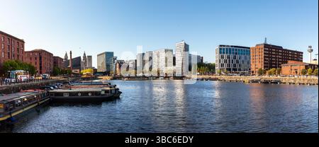 SALTHOUSE DOCK, LIVERPOOL, ROYAUME-UNI - 3 MAI 2025. Panorama paysager de Salthouse Dock dans le quartier Albert Dock de Liverpool avec un paysage urbain sur un b Banque D'Images