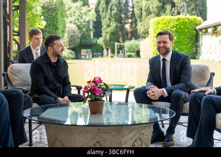Rome, Italie. 18 mai 2025. Le président ukrainien Volodymyr Zelenskyy, à gauche, et le vice-président américain JD Vance partagent un moment lumineux lors d’une réunion bilatérale sur les pourparlers de paix avec la Russie à la Villa Taverna, le 18 mai 2025 à Rome, en Italie. Les deux se sont rencontrés après avoir assisté à la messe inaugurale du pape Léon XIV à la place Pierre. Crédit : document officiel/photo de la Maison Blanche/Alamy Live News Banque D'Images