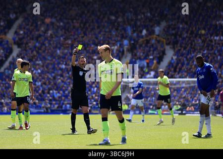 Goodison Park, Liverpool, Royaume-Uni. 18 mai 2025. Premier League Football, Everton contre Southampton ; l'arbitre Michael Oliver montre un carton jaune à Flynn Downes de Southampton pour une faute sur Beto of Everton Credit : action plus Sports/Alamy Live News Banque D'Images