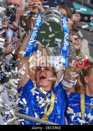 Londres, Royaume-Uni. 18 mai 2025. Chelsea v Manchester United - finale de la FA Cup pour femmes - stade de Wembley. Le capitaine Millie Bright soulève la FA Cup pour Chelsea. Crédit photo : Mark pain/Alamy Live News Banque D'Images