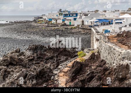 Paysage côtier près de El Golfo sur Lanzarote avec des bâtiments et des gens sur la plage. Avenida Marítima, El Golfo, Canarias, Espagne Banque D'Images
