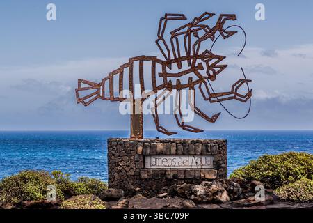 Sculpture d'un crabe conçu par César Manrique sur le bord de mer de Jameos del Agua. Calle de Jameos del Agua, Punta Mujeres, Canarias, Espagne Banque D'Images
