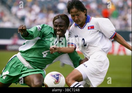 Perpetua Nkwocha du Nigeria (4) affronte Yun In-sil de Corée du Nord (2) lors d'un match de Coupe du monde féminine de la FIFA du Groupe A le 20 septembre 2003 au Lincoln Financial Field à Philadelphie, en Pennsylvanie. Usage éditorial exclusif. Utilisation commerciale interdite. (Photographie de Jonathan Paul Larsen / Diadem images) Banque D'Images