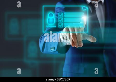 Recrutement, recherche d'employés. Responsable des ressources humaines choisissant le CV du candidat sur écran virtuel sur fond noir, gros plan Banque D'Images