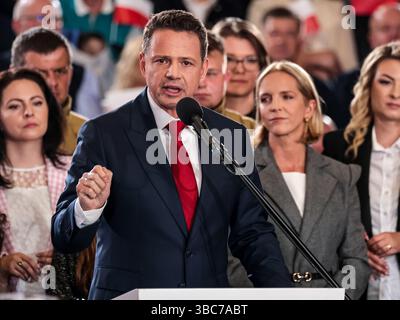 Sandomierz, Pologne, 18 mai 2025. Rafal Trzaskowski, maire de Varsovie et candidat à la présidence de la Pologne du parti de la plate-forme civique, qui détient le gouvernement, s'adresse au public pendant la nuit des élections après que les sondages Exit lui ont donné une position de nerf gagnant au premier tour de l'élection. Le premier tour n'a pas décidé qui deviendra le président du pays car aucun candidat n'a obtenu la majorité de 50%. Deux candidats gagnants sur 13, Rafal Trzaskowski et Karol Nawrocki, sont passés au deuxième tour le 1er juin. Crédit : Dominika Zarzycka/Alamy Live News Banque D'Images