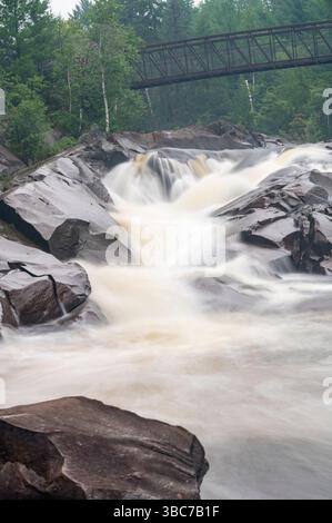 Longue exposition de Bridge Crossing High Falls Nord de l'Ontario Banque D'Images