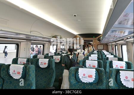 Les passagers se rendent à leur siège dans un train à grande vitesse Laos-Chine à la gare de Vientiane, terminal principal de la ligne Boten-Vientiane Banque D'Images