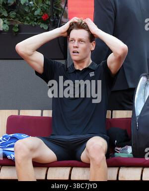 Rome, Italie. 18 mai 2025. Jannik Sinner, d'Italie, réagit après la finale masculine en simple contre Carlos Alcaraz, d'Espagne, à l'ATP Italian Open à Rome, Italie, le 18 mai 2025. Crédit : ELISA Lingria/Xinhua/Alamy Live News Banque D'Images