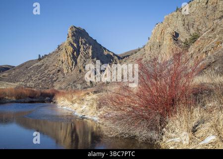Eagle Nest Rock et North Fork partiellement gelé de la rivière cache la poudre dans le nord du Colorado à Livermore près de Fort Collins, au début du printemps Banque D'Images