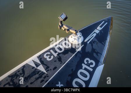 Fort Collins, CO, États-Unis - 29 septembre 2019 : caméra d'action GoPro Hero 7 montée avec ventouse Seasucker et montage RAM sur un arc d'un stand de course Banque D'Images