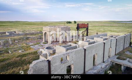 Ruines de béton de l'une des cinq usines de réduction et stations de pompage fabriquant de la potasse pendant la première Guerre mondiale près d'Antioch, Nebraska, vue aérienne Banque D'Images