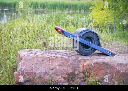 Fort Collins, CO, États-Unis - 22 août 2018 : planche à roulettes électrique Onewheel sur grès dans une zone naturelle le long de Spring Creek Trail Banque D'Images