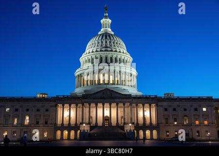 Washington, District de Columbia, États-Unis. 18 mai 2025. 18 mai 2025 - Washington, District of Columbia, États-Unis - le Capitole des États-Unis est vu le dimanche 18 mai 2025, à Washington, DC. La Commission du budget de la Chambre a pénétré à 22 heures dimanche soir pour voter à nouveau sur l'approbation de l'ensemble des taxes et dépenses de ligne du parti du GOP, après que les conservateurs ont ajouté le même vote vendredi matin. (Crédit image : © Eric Kayne/ZUMA Press Wire) USAGE ÉDITORIAL SEULEMENT ! Non destiné à UN USAGE commercial ! Banque D'Images