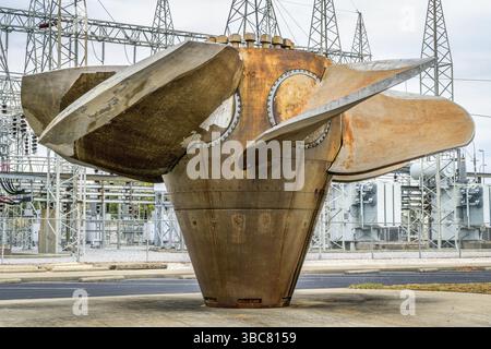 Ancienne turbine Kaplan à hélice à pales réglables exposée près du barrage Ketucky Banque D'Images
