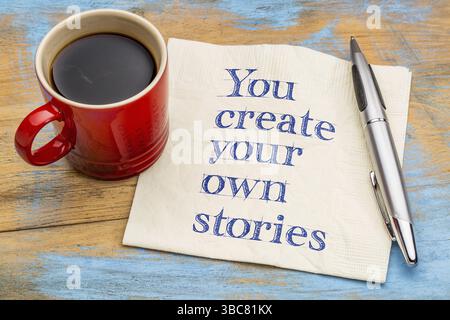 Vous créez vos propres histoires - écriture sur une serviette avec une tasse de café Banque D'Images