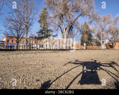 Une ombre de drone quadcopter avec caméra décollant à voler sur la ville Banque D'Images