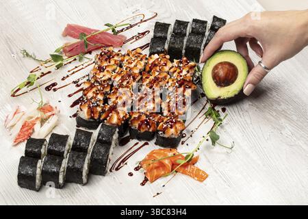 Ensemble de rouleaux de sushi, gros plan d'en haut, cuisine japonaise Banque D'Images
