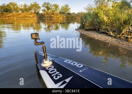 Fort Collins, CO, États-Unis - 29 septembre 2019 : caméra d'action GoPro Hero 7 montée avec ventouse Seasucker et montage RAM sur un arc d'un stand de course Banque D'Images