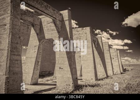 Ruines de béton de l'une des cinq usines de réduction et stations de pompage fabriquant de la potasse pendant la première Guerre mondiale près d'Antioch, Nebraska, rétro sépia tonique ima Banque D'Images
