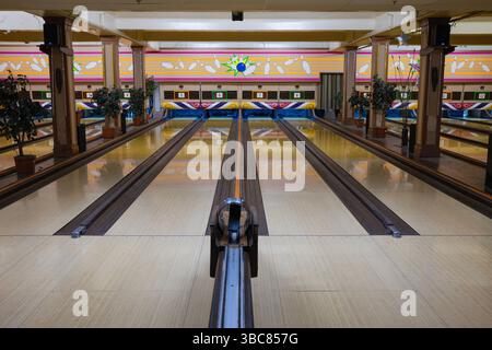 Pistes de bowling vides au Commodore Bowling & Billiards historique le long de Granville Street au centre-ville de Vancouver, en Colombie-Britannique. Banque D'Images