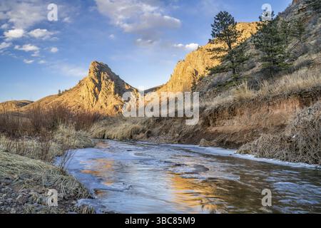 Eagle Rock nid et partiellement congelée embranchement nord de la rivière cache la poudre dans le nord du Colorado à Livermore, près de Fort Collins, l'hiver Banque D'Images