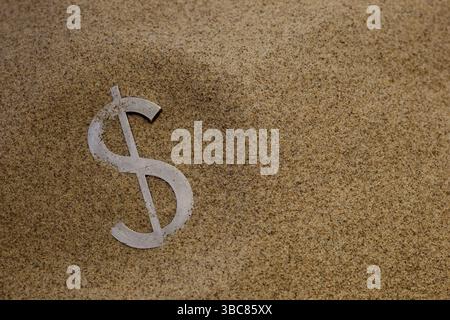 Typographie en métal type dollar enterré dans le sable du désert - concept de crise financière Banque D'Images
