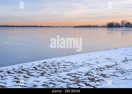 Crépuscule sur le lac gelé dans le nord du Colorado - paysage hivernal du parc d'État de Boyd Lake Banque D'Images