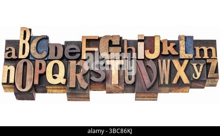 Alphabet anglais résumé en vieux bois imprimerie blocs de tailles et de styles différents, deux rangées isolated on white Banque D'Images