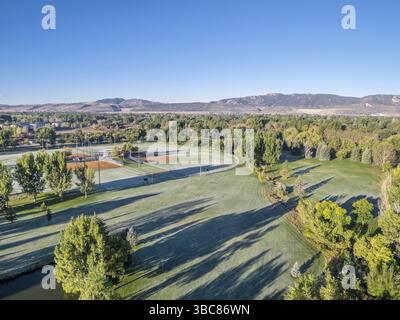 Vue aérienne d'un parc local avec des terrains de baseball à Fort Collins, Colorado, tôt le matin d'automne avec gel sur l'herbe Banque D'Images