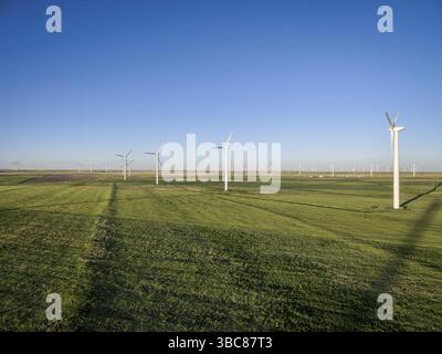 Ferme éolienne à Pawnee National Grassland près de Grover, Colorado - vue aérienne Banque D'Images