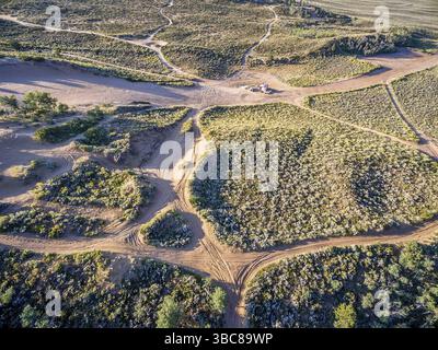 Sentiers hors route sur les dunes de sable à North Sand Hills, seul endroit dans le Colorado pour rouler légalement sur les dunes de sable - vue aérienne Banque D'Images