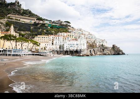 Vue sur la mer de la ville d'Amalfi avec des bâtiments colorés à flanc de colline Banque D'Images