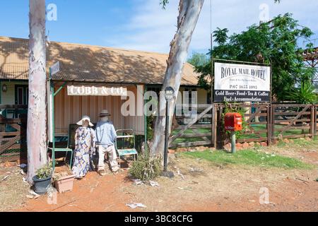 Mannequins à l'extérieur du Royal mail Hotel, construit en 1873, qui était à l'origine un poste d'étape Cobb & Co., Hungerford, South West Queensland, Queensland, Queensland, Australie Banque D'Images