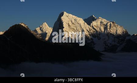 Sommets lumineux d'Ama Dablam, Cholatse, Taboche et Tobuche vus de la vallée de Gokyo, Népal. Banque D'Images