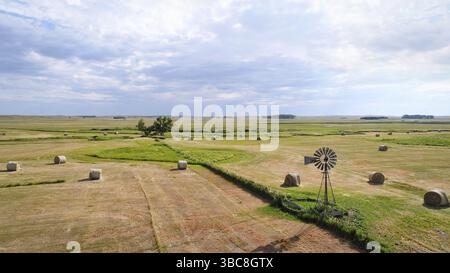 Balles de foin et moulin à vent dans les dunes du Nebraska -vue aérienne Banque D'Images