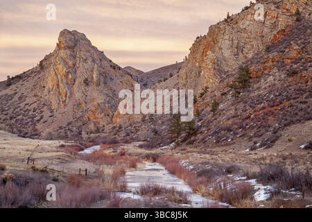 Crépuscule hivernal dans les montagnes - Eagle Nest Rock et Nord pour la rivière cache la poudre dans le nord du Colorado près de Fort Collins Banque D'Images