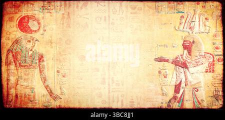 Fond horizontal avec peinture murale colorée d'inspiration égyptienne antique qui évoque l'atmosphère de l'Égypte. Toile de fond avec figure du Dieu Horus et pha Banque D'Images