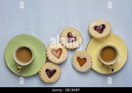 Deux tasses de café avec des biscuits de coeur de confiture avec un espace de copie, pause café, dessert, amour, romance ou concept de la Saint-Valentin Banque D'Images