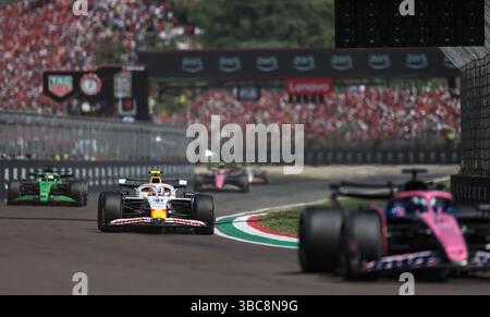 Imola, Italie. 18 mai 2025. Les pilotes s'affrontent lors du Grand Prix de formule 1 d'Émilie-Romagne à l'Autodromo Internazionale Enzo e Dino Ferrari à Imola, en Italie, le 18 mai 2025. Crédit : Li Jing/Xinhua/Alamy Live News Banque D'Images