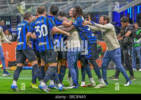 Milan, Italie. 19 mai 2025. Les joueurs de l'Inter célèbrent le but lors de l'Inter - FC Internazionale vs SS Lazio, football italien Serie A match à Milan, Italie, 18 mai 2025 crédit : Agence photo indépendante/Alamy Live News Banque D'Images