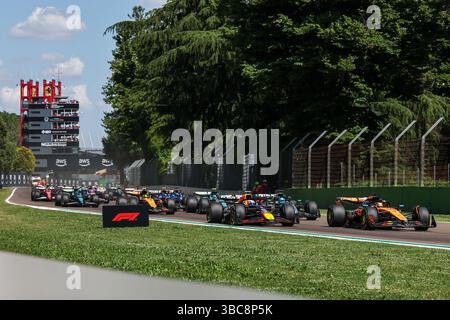Imola, Italie. 18 mai 2025. Les pilotes s'affrontent lors du Grand Prix de formule 1 d'Émilie-Romagne à l'Autodromo Internazionale Enzo e Dino Ferrari à Imola, en Italie, le 18 mai 2025. Crédit : Qian Jun/Xinhua/Alamy Live News Banque D'Images