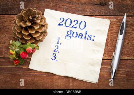 L'année 2020 liste des objectifs sur une serviette sur une table en bois avec décoration de saison, résolutions pour la nouvelle année concept Banque D'Images