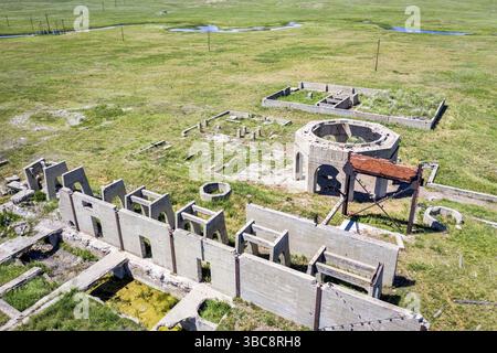 Ruines de béton de l'une des cinq usines de réduction et stations de pompage fabriquant de la potasse pendant la première Guerre mondiale près d'Antioch, Nebraska, vue aérienne Banque D'Images